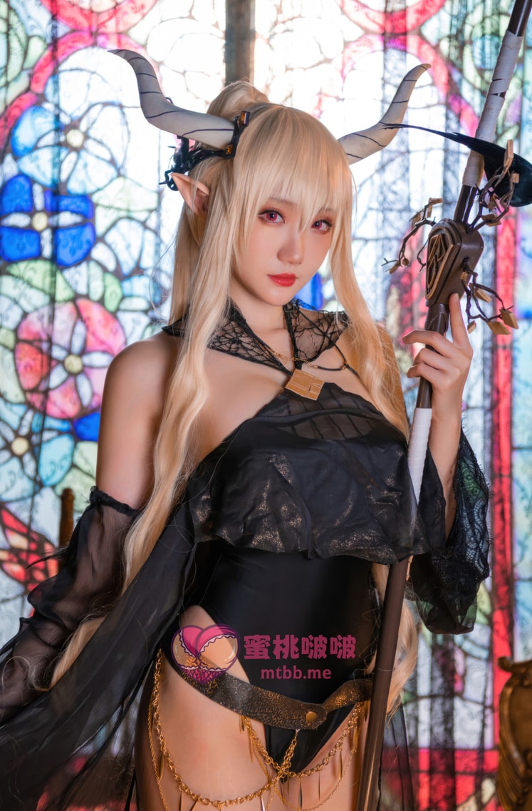 瓜希酱-明日方舟 闪灵 泳装微博照片